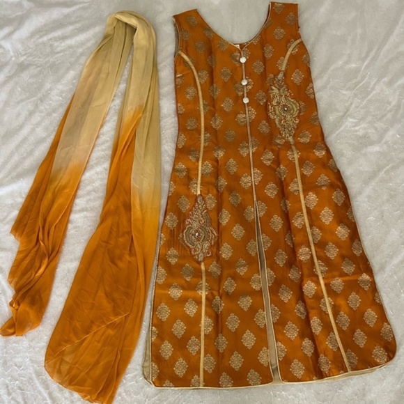 Kurta with a skirt and dupatta - Picture 2 of 3